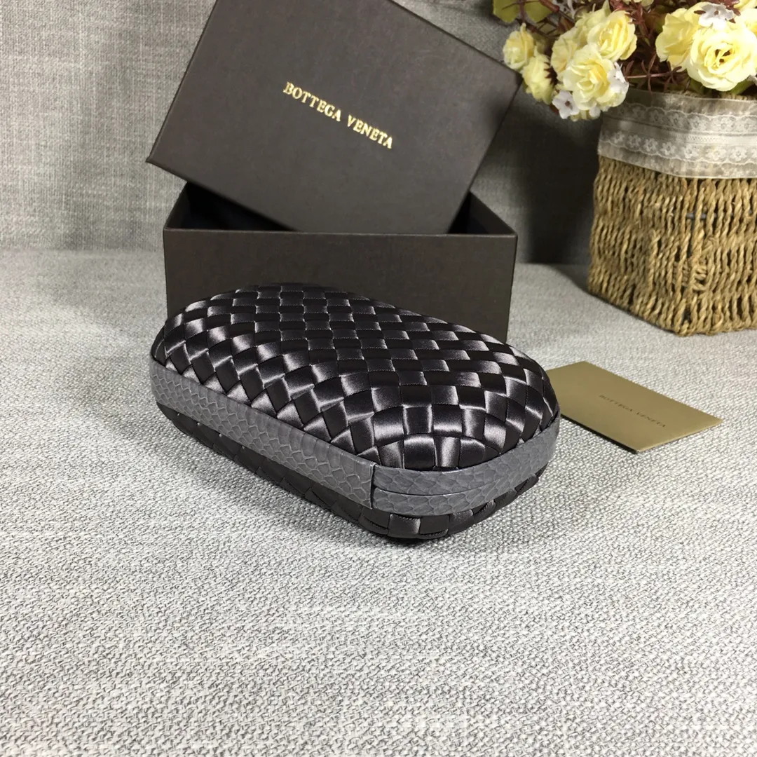 8651 Small Classic Dinner Bag ~~~Snake leather with ribbon ~~~Dense and slippery, not easy to fluff, can hold a small iPhone! Size: 16.5cm*10.5cm*6cm